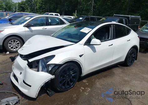 2023 Tesla Model Y z USA, uszkodzony, nr VIN 7SAYGAEE6PF709703